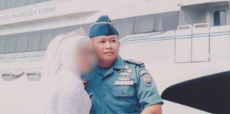 Seorang pria bernama Qomarudin ditangkap karena mengaku-aku sebagai anggota TNI Angkatan Laut (AL), padahal bukan. Qomarudin bahkan memakai seragam TNI AL untuk sesi foto prewedding dengan istrinya.
