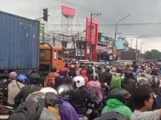 Kemacetan parah di Jalan Medan Binjai Kilometer 9.5 Simpang kampung Lalang, Kecamatan Medan Sunggal, Kota Medan, kerap dirasakan pengguna jalan, Senin (27/3/2023).