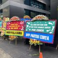 karangan bunga yang dikirim ke kantor PSSI di GBK Arena, Jakarta