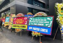 karangan bunga yang dikirim ke kantor PSSI di GBK Arena, Jakarta