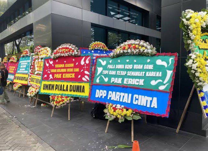 karangan bunga yang dikirim ke kantor PSSI di GBK Arena, Jakarta