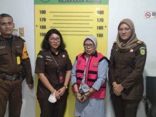 Tim tangkap buron (Tabur) Kejaksaan Tinggi (Kejati) DKI Jakarta kembali menangkap buron kasus korupsi. Kali ini yang ditangkap adalah terpidana kasus korupsi anggaran kesehatan Devi Sarah.