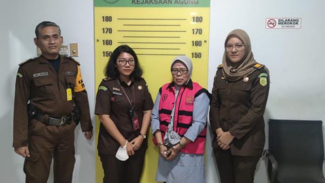 Tim tangkap buron (Tabur) Kejaksaan Tinggi (Kejati) DKI Jakarta kembali menangkap buron kasus korupsi. Kali ini yang ditangkap adalah terpidana kasus korupsi anggaran kesehatan Devi Sarah.