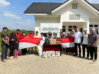 Sejumlah pemuda yang tergabung dalam Anak Muda Pecinta Sepakbola Indonesia (AKAMSI) memberikan bantuan kepada santri dan santriwati Tahfiz Alquran Yayasan Markaz Khidmat Islam sekaligus berdoa bersama untuk kemajuan sepak bola indonesia.