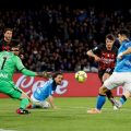 Pemain Milan, Brahim Diaz saat melepaska tembakan ke arah gawang Napoli ketika keduanya bertemu dalam lanjutan Liga Italia di Stadion Diego Armando Maradona, Senin (3/4/2023). Milan menang 4-0 dalam laga tersebut. Foto: Reuters