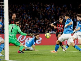 Pemain Milan, Brahim Diaz saat melepaska tembakan ke arah gawang Napoli ketika keduanya bertemu dalam lanjutan Liga Italia di Stadion Diego Armando Maradona, Senin (3/4/2023). Milan menang 4-0 dalam laga tersebut. Foto: Reuters