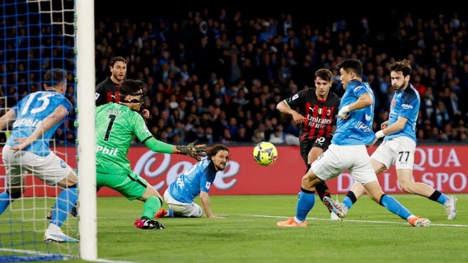 Pemain Milan, Brahim Diaz saat melepaska tembakan ke arah gawang Napoli ketika keduanya bertemu dalam lanjutan Liga Italia di Stadion Diego Armando Maradona, Senin (3/4/2023). Milan menang 4-0 dalam laga tersebut. Foto: Reuters