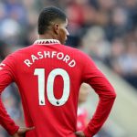 Penyerang Manchester United, M Rashford terlihat kecewa setelah timnya kalah dari Newcastle 0-2 di St James Park dalam lanjutan Liga Inggris, Minggu (2/4/2023). Foto; Reuters