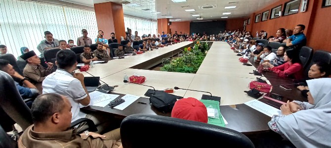 Pertemuan Anggota Komisi 3 DPRD Medan dengan para pedagang monza di Gedung DPRD Medan, Senin (3/4/2023)