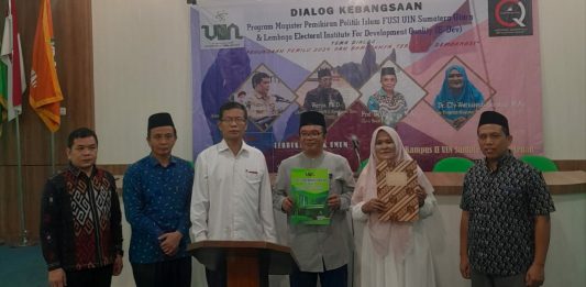 Dekan FUSI UINSU Prof Amroeni (tiga dari kiri) dan para narasumber berfoto bersama usai diskusi "Penundaan Pemilu 2024 dan Dampaknya pada Demokrasi".(kaldera/HO-fusi)