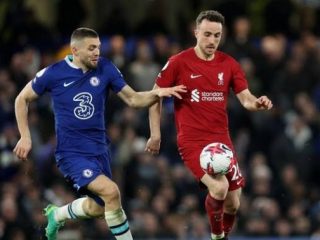 Pemain Chelsea dan Liverpool saling berebut bola ketika kedua tim bertemu di Stadion Stamford Bridge dalam lanjutan Liga Inggris, Rabu (5/4/2023). Kedua tim bermain imbang 0-0. Foto:google