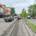 Para pekerja sedang memperbaiki ruas Jalan Setia Budi (Simpang Selayang), Medan