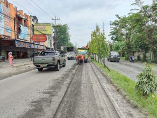 Para pekerja sedang memperbaiki ruas Jalan Setia Budi (Simpang Selayang), Medan