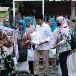 Ihwan Ritonga Bagikan Takjil kepada warga di Jalan AR Hakim, Medan
