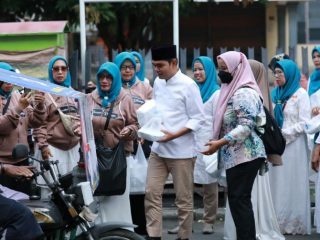 Ihwan Ritonga Bagikan Takjil kepada warga di Jalan AR Hakim, Medan