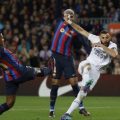 Penyerang Real Madrid, Benzema melepaskan tembakan ke arah gawang Barcelona dalam duel Semifinal Copa Del Rey di Stadion Camp Nou, Kamis (6/4/2023). Dalam laga itu Real Madrid menang 4-0 dan Benzema mencetak hattrick. Foto :Google