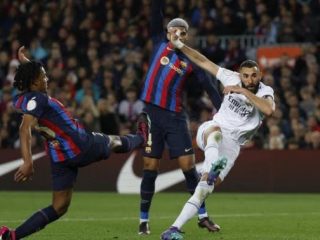 Penyerang Real Madrid, Benzema melepaskan tembakan ke arah gawang Barcelona dalam duel Semifinal Copa Del Rey di Stadion Camp Nou, Kamis (6/4/2023). Dalam laga itu Real Madrid menang 4-0 dan Benzema mencetak hattrick. Foto :Google