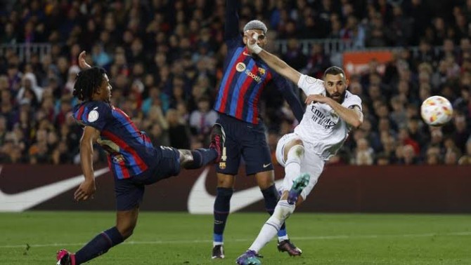 Penyerang Real Madrid, Benzema melepaskan tembakan ke arah gawang Barcelona dalam duel Semifinal Copa Del Rey di Stadion Camp Nou, Kamis (6/4/2023). Dalam laga itu Real Madrid menang 4-0 dan Benzema mencetak hattrick. Foto :Google