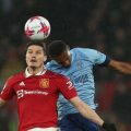 Pemain MU, M Sabitzer berebut bola dengan pemain Brentford ketika kedua tim bertanding dalam lanjutan Liga Inggris di Stadion Old Trafford, Kamis (6/4/2023). MU menang 1-0 dalam laga ini berkat gol M Rashford. Foto:Reuters
