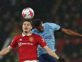 Pemain MU, M Sabitzer berebut bola dengan pemain Brentford ketika kedua tim bertanding dalam lanjutan Liga Inggris di Stadion Old Trafford, Kamis (6/4/2023). MU menang 1-0 dalam laga ini berkat gol M Rashford. Foto:Reuters