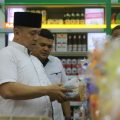 Kadis Koperasi UMKM Peridustrian dan Perdagangan Kota Medan, Benni Iskandar Nasution memeriksa salah satu barang di Berastagi Supermarket