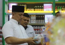Kadis Koperasi UMKM Peridustrian dan Perdagangan Kota Medan, Benni Iskandar Nasution memeriksa salah satu barang di Berastagi Supermarket