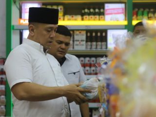 Kadis Koperasi UMKM Peridustrian dan Perdagangan Kota Medan, Benni Iskandar Nasution memeriksa salah satu barang di Berastagi Supermarket