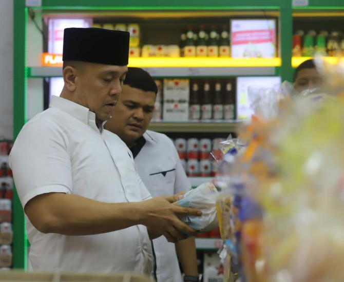 Kadis Koperasi UMKM Peridustrian dan Perdagangan Kota Medan, Benni Iskandar Nasution memeriksa salah satu barang di Berastagi Supermarket