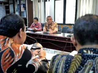 Rapat pembahasan usulan PUD Pasar Kota Medan terksit pembentukan anak perusahaan di Kantor Walikota Medan, Kamis (6/4/2023)