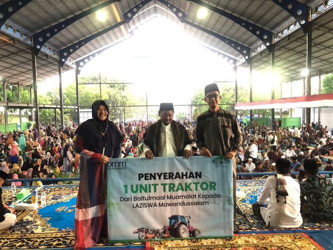 Lembaga Amil Zakat Nasional Baitulmaal Muamalat (Laznas BMM) Perwakilan Sumatera Utara menyerahkan satu unit traktor kepada Pondok Pesantren Mawaridussalam sebagai bentuk dukungan terhadap pendampingan program pertanian organik berbasis pesantren, Minggu (09/04).