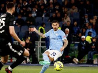 Pemain Lazio, Zacagni melepaskan tembakan ke arah gawang Juventus ketika keduanya bertemu di Stadion Olimpico, Roma, Minggu (9/4/2023). Dalam laga ini Lazio menang 2-1 dan Zaccagni mencetak satu gol. Foto:Reuters