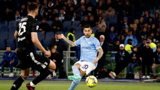 Pemain Lazio, Zacagni melepaskan tembakan ke arah gawang Juventus ketika keduanya bertemu di Stadion Olimpico, Roma, Minggu (9/4/2023). Dalam laga ini Lazio menang 2-1 dan Zaccagni mencetak satu gol. Foto:Reuters