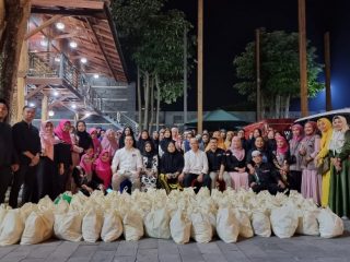 Puluhan lansia dan janda dhuafa berbuka puasa bersama dengan Relawan Gerakan Istiqomah Sedekah (GIS) di salah satu restauran di Kota Medan, Minggu (9/4/2023).