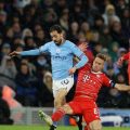 Pemain Bayern Muenchen berusaha menghalangi pemain Manchester City saat kedua tim bertemu di leg pertama babak 8 besar Liga Champions di Stadion Etihad. Dalam laga itu, City menang 3-0. Foto:Reuters