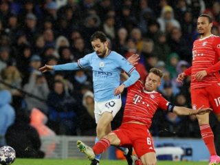 Pemain Bayern Muenchen berusaha menghalangi pemain Manchester City saat kedua tim bertemu di leg pertama babak 8 besar Liga Champions di Stadion Etihad. Dalam laga itu, City menang 3-0. Foto:Reuters