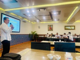 Peter Suhendra, Koordinator WKU Bidang Perekonomian, saat memaparkan beberapa hal terkait rencana kerja dan masukan dari para WKU bidang di Jimbaran Restoran, kemarin.
