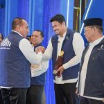 Gubsu Edy Rahmayadi memberikan piala PPD 2023 Kategori Kota Terbaik kepada Walikota Medan, Bobby Afif Nasution, Rabu (12/4/2023)