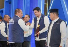 Gubsu Edy Rahmayadi memberikan piala PPD 2023 Kategori Kota Terbaik kepada Walikota Medan, Bobby Afif Nasution, Rabu (12/4/2023)
