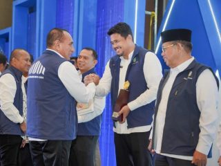 Gubsu Edy Rahmayadi memberikan piala PPD 2023 Kategori Kota Terbaik kepada Walikota Medan, Bobby Afif Nasution, Rabu (12/4/2023)