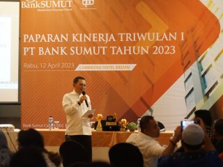 Plt Dirut Bank Sumut Hadi Sucipto memberikan paparannya pada sejumlah wartawan, kemarin.(kaldera/HO)