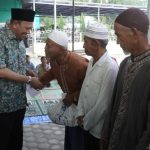 Plt Bupati Langkat, Syah Afandin menyerahkan bantuan kepada kaum dhuafa di lima kecamatan.