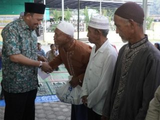 Plt Bupati Langkat, Syah Afandin menyerahkan bantuan kepada kaum dhuafa di lima kecamatan.