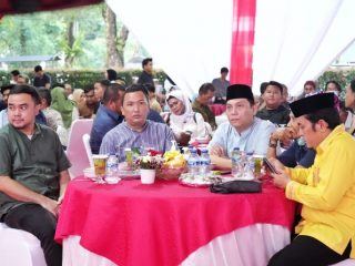 Para insan media dan kepala OPD saat mengikuti silaturahim bersama Walikota Medan, Bobby Nasution di Rumah Dinas Walikota Medan, Jumat (14/4/2023)