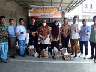 Pengurus Keluarga Besar Ikatan Alumni SMAN 11/10 Medan melalui Pengajian Ikatan Alumni (PIA), menyerahkan bantuan sosial/santunan Ramadan 1444 Hijriah/2023 Masehi, d Sekretariat Alumni, Sabtu (15/4/2023).