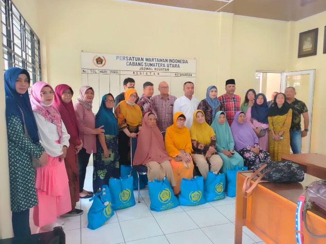 Persatuan Wartawan Indonesia (PWI) Sumut menyalurkan paket lebaran Idul Fitri 1444 H, kepada 700 anggota PWI se Sumatera Utara dan warakauri (keluarga almarhum wartawan).