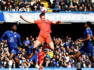 Pemain Brighton berusaha menyudul bola saat melawan Chlesea di Stadion Stamford Bridge, Sabtu (15/4/2023). Dalam laga ini Chelsea kalah 1-2. Foto :Reuters
