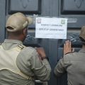Dua orang personel Satpol PP memasang tanda panti pijat disegel Tim gabungan Pemko MEDAN,