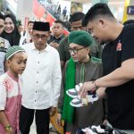 Walikota Medan, Bobby Afif Nasution sedang menunjukkan sepatu kepada salah satu anak yatim dhuafa yang dibawanya untuk berbelanja pakaian Lebaran, Minggu (16/4/2023). Foto: Dinas Kominfo Kota Medan