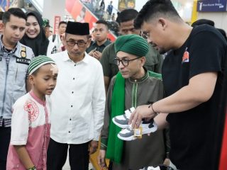 Walikota Medan, Bobby Afif Nasution sedang menunjukkan sepatu kepada salah satu anak yatim dhuafa yang dibawanya untuk berbelanja pakaian Lebaran, Minggu (16/4/2023). Foto: Dinas Kominfo Kota Medan