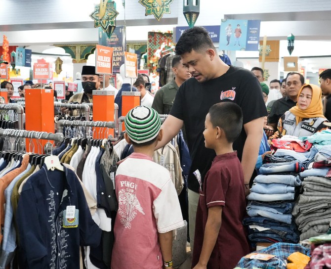 Walikota Medan, Bobby Afif Nasution sedang menunjukkan baju kepada anak yatim dhuafa yang dibawanya untuk berbelanja pakaian Lebaran, Minggu (16/4/2023). Foto: Dinas Kominfo Kota Medan